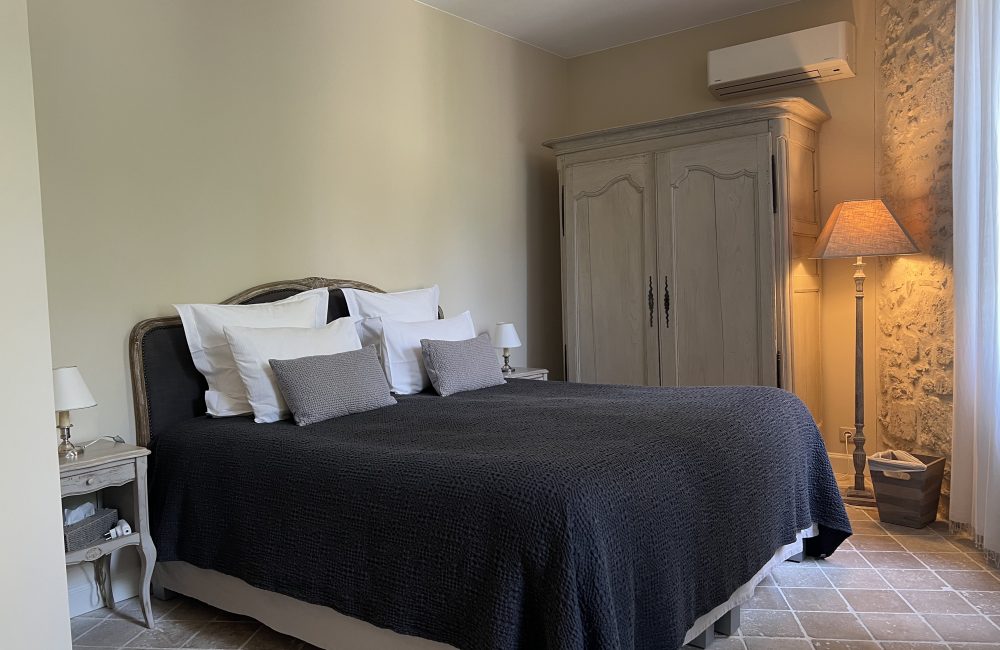 Dressing chic et haut de gamme pour la chambre par IN-IPSO à Avignon dans  le Vaucluse - Inside by SP